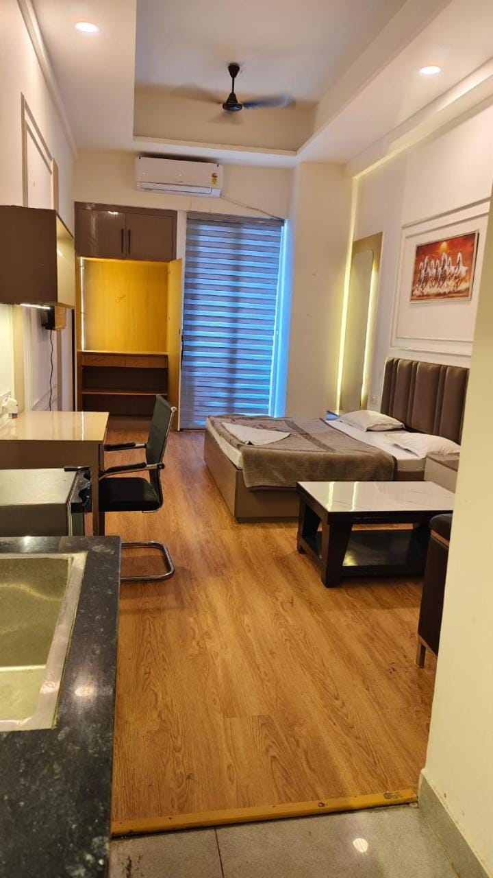 Bed, TV and multimedia, Living room, Seating area, Bedroom