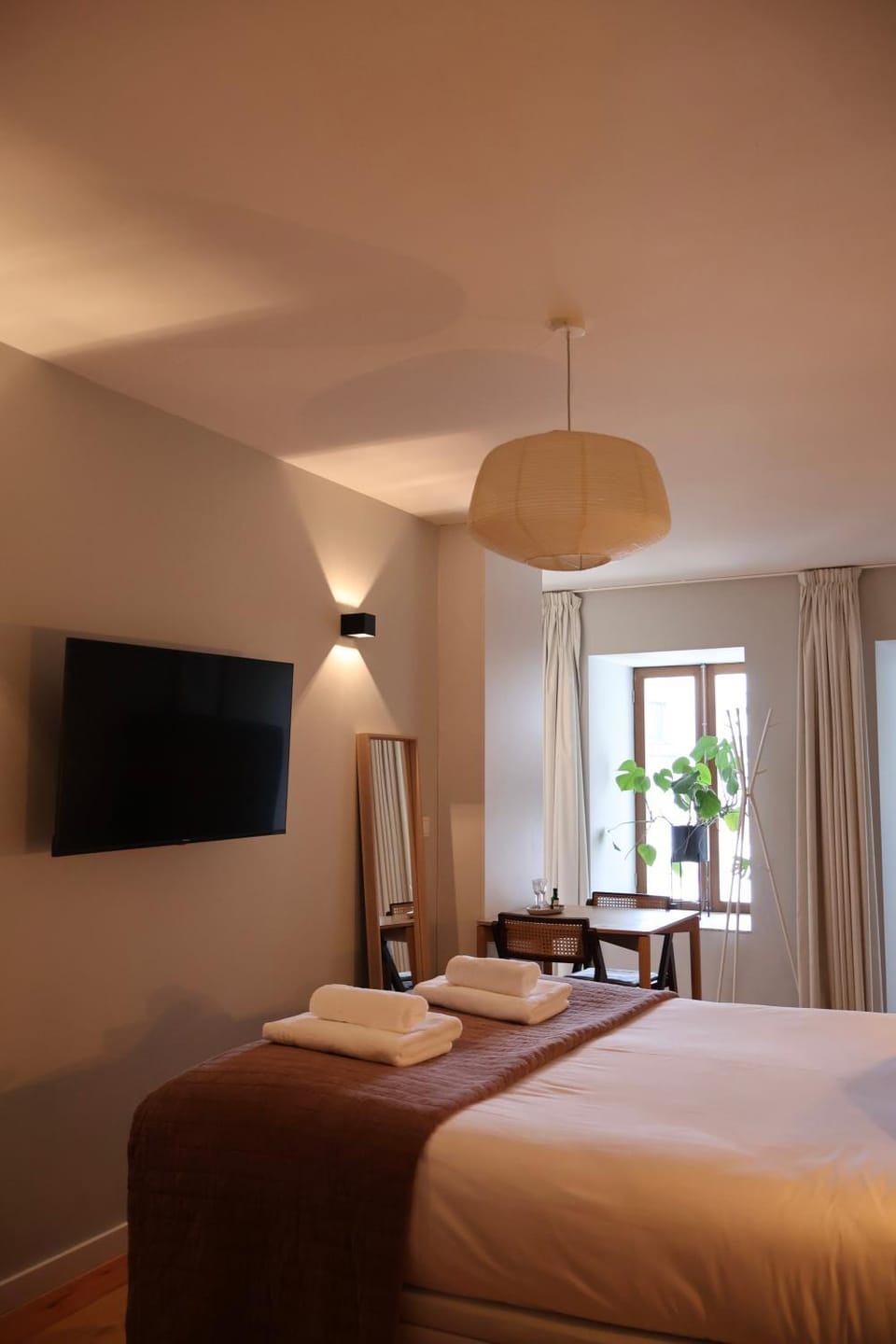 Bed, TV and multimedia, Bedroom