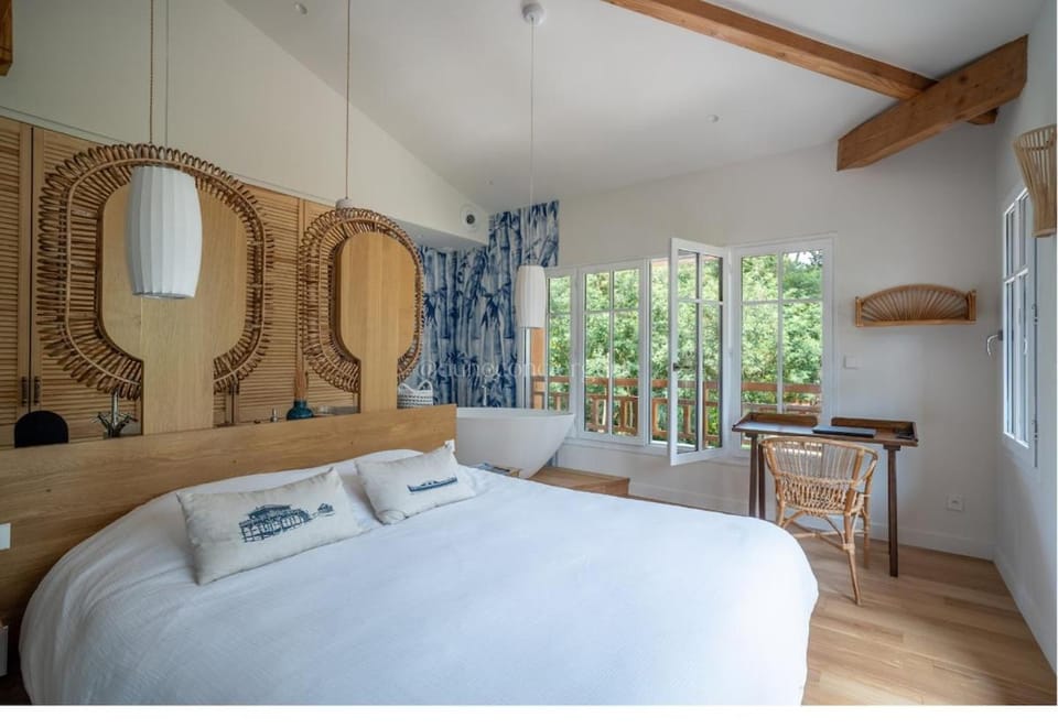 Bed, Photo of the whole room, Bedroom