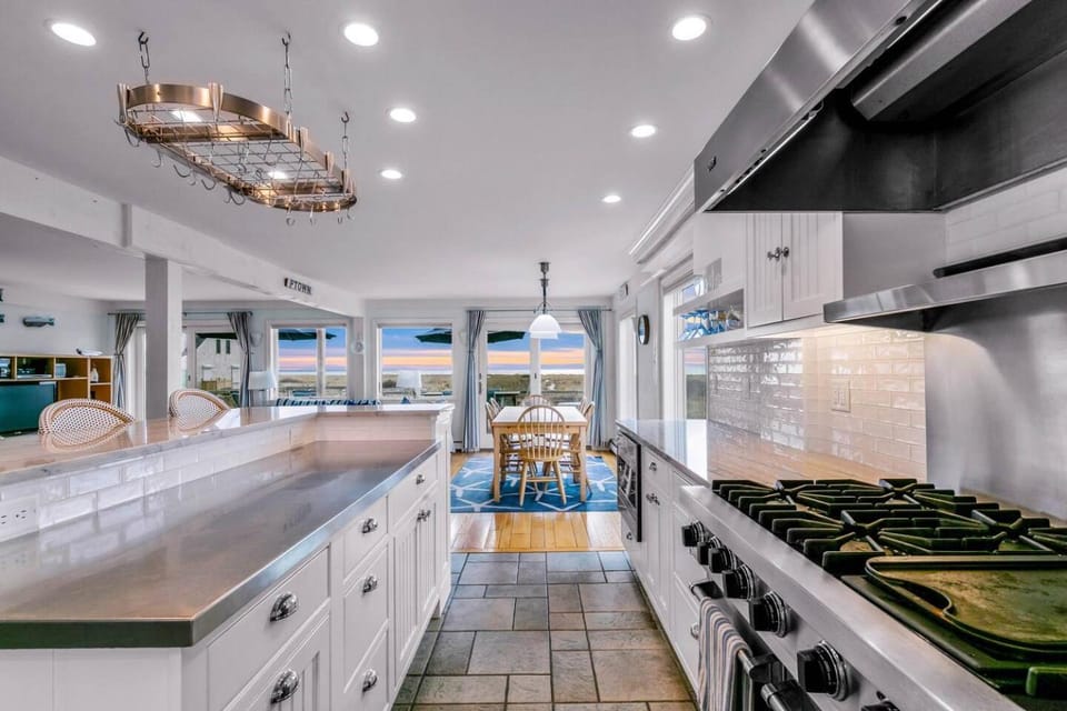 Spacious Waterfront Home - Private Deck, Beach House in Provincetown