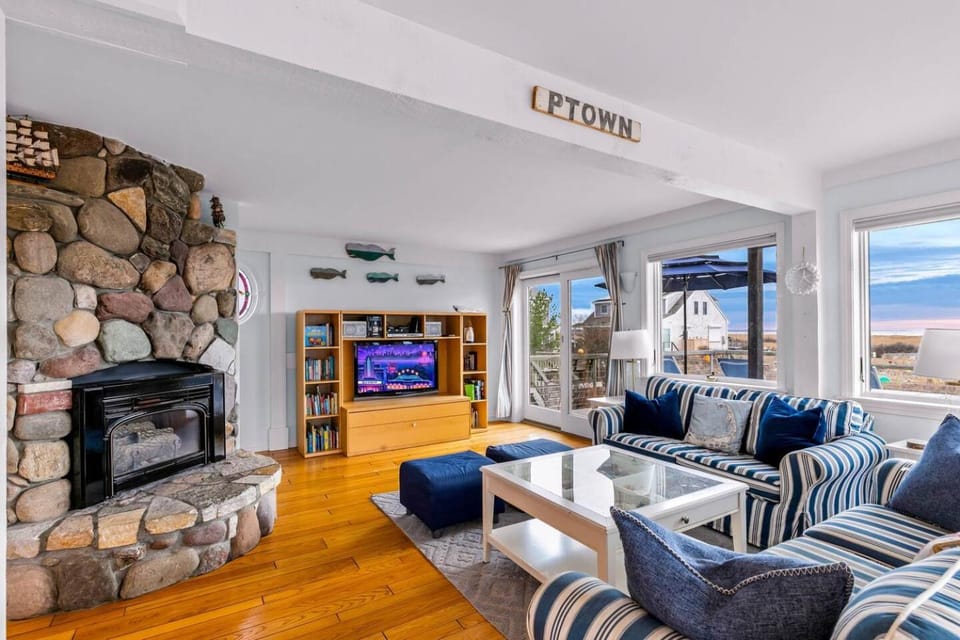 Spacious Waterfront Home - Private Deck, Beach House in Provincetown