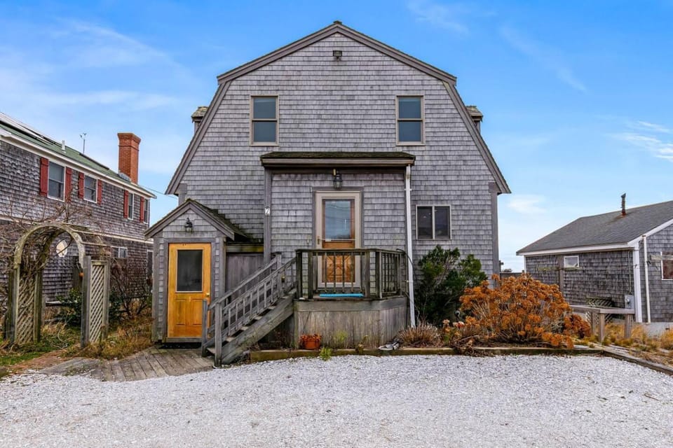 Spacious Waterfront Home - Private Deck, Beach House in Provincetown
