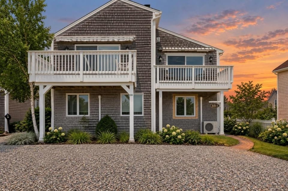 Property building, Facade/entrance, Garden, Balcony/Terrace, Sunset, Parking