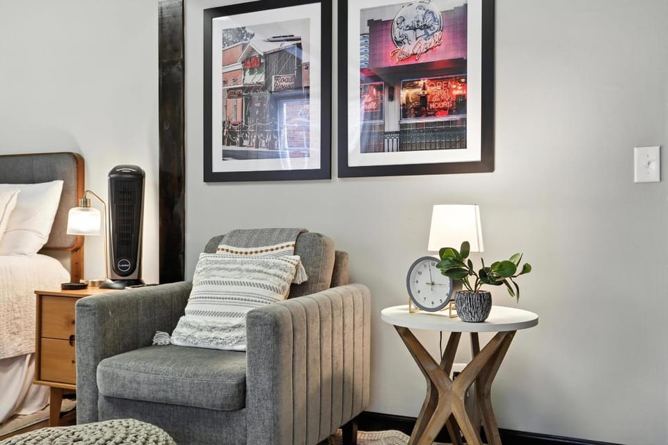 New Listing! The 483 Suite - Walk to Stadium! studio Apartment in Athens