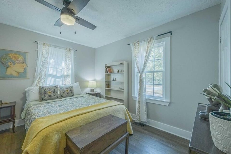 Eclectic Inn Downtown - 2 miles to Sanford Stadium home House in Athens