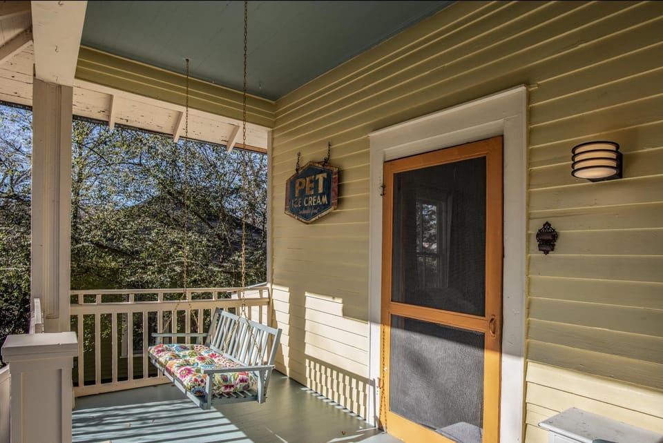 Lenoir Cottage with covered patio and fire pit! home House in Athens