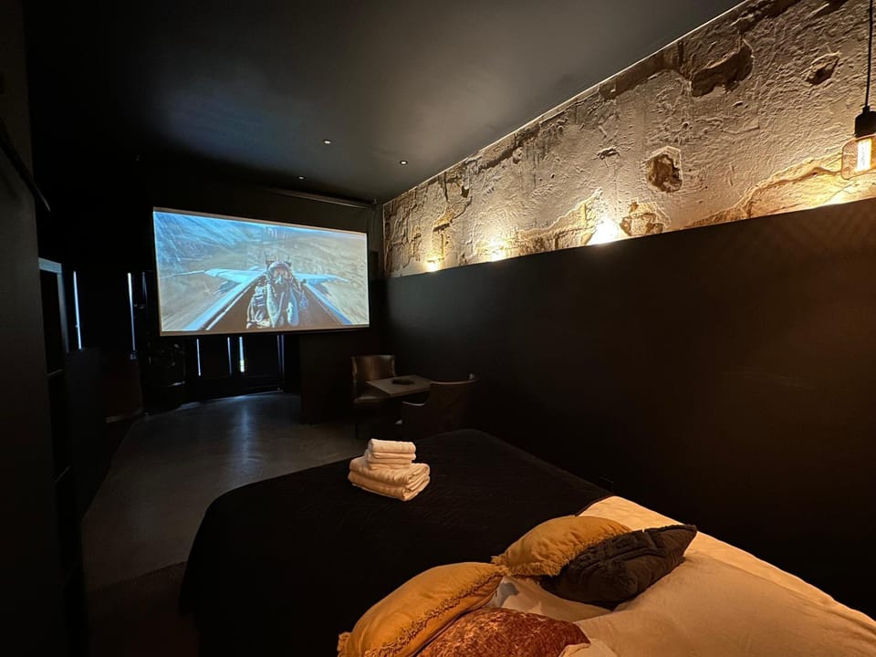 Love room - Cinéma et Jacuzzi Shelby Apartment in Bordeaux