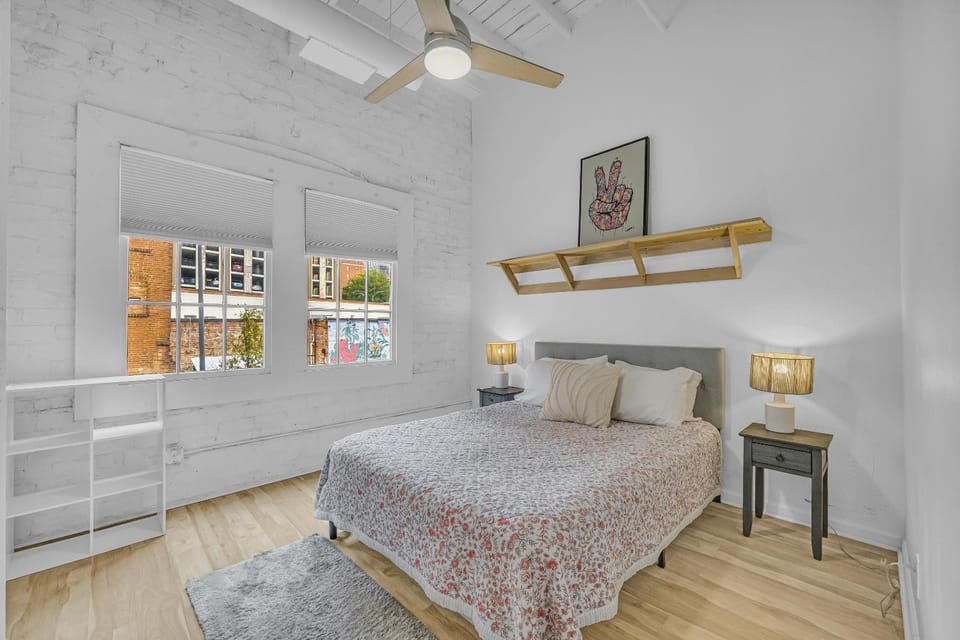 The Dawg Walk Downtown Apartment in Athens