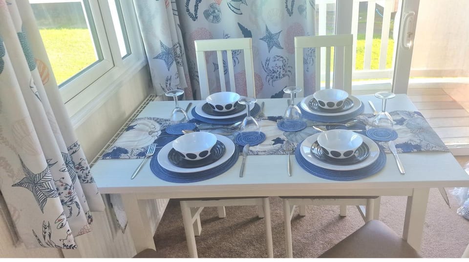 Food and drinks, Dining area, Food