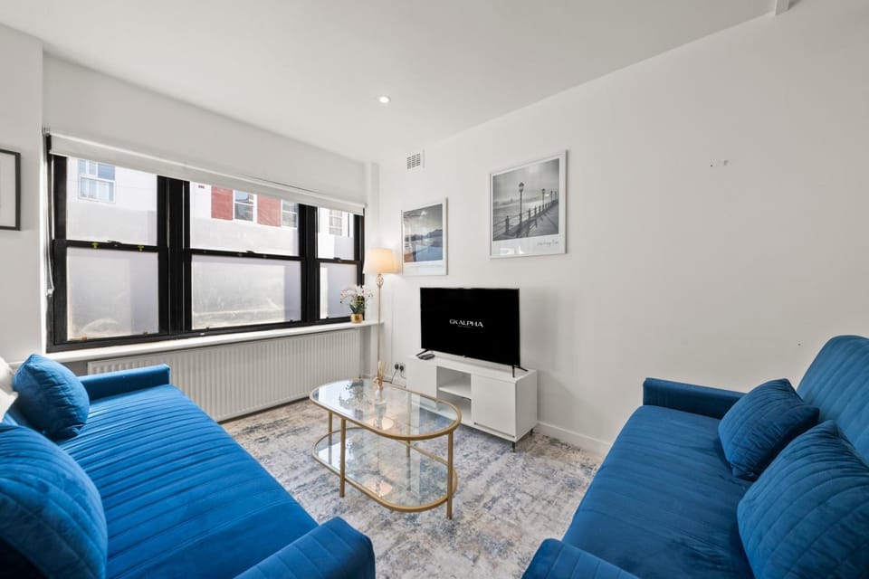 Communal lounge/ TV room, TV and multimedia, Living room, Seating area, Evening entertainment
