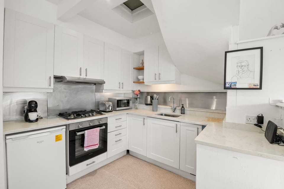 Coffee/tea facilities, Kitchen or kitchenette, oven, stove, toaster