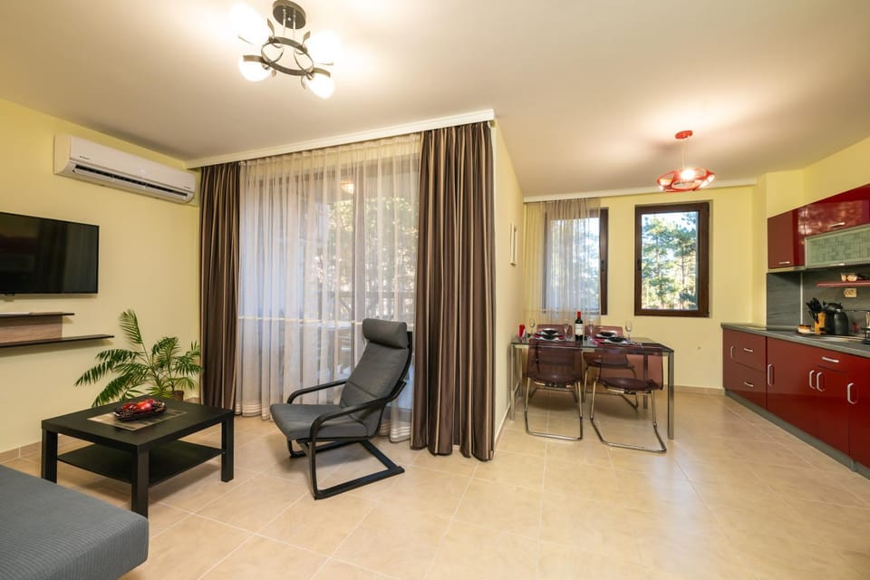 TV and multimedia, Kitchen or kitchenette, Living room, Dining area, air conditioner
