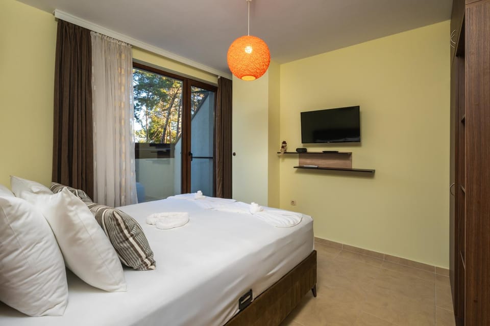 Bed, TV and multimedia, Photo of the whole room, Bedroom, flat iron, towels, wardrobe, air conditioner