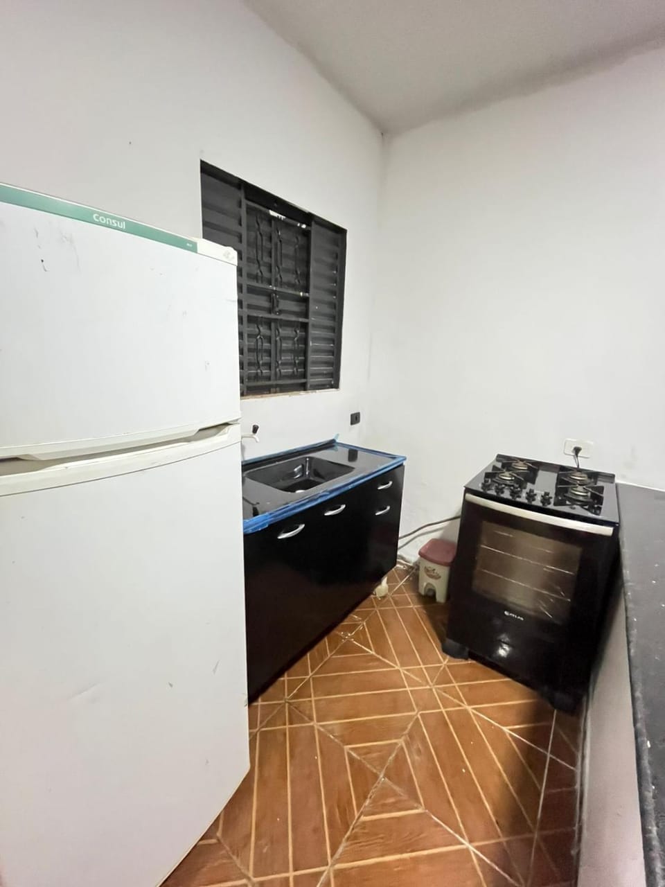 Kitchen or kitchenette, minibar, stove