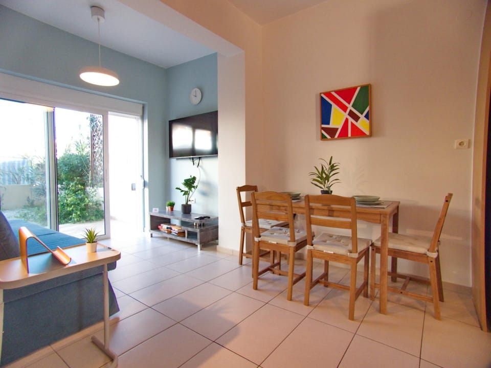 TV and multimedia, Living room, Seating area, Dining area