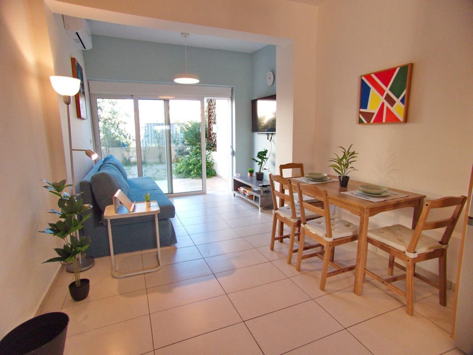 TV and multimedia, Living room, Seating area, Dining area