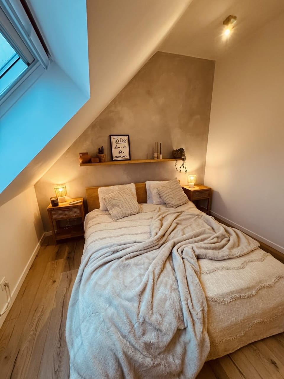 Photo of the whole room, Bedroom