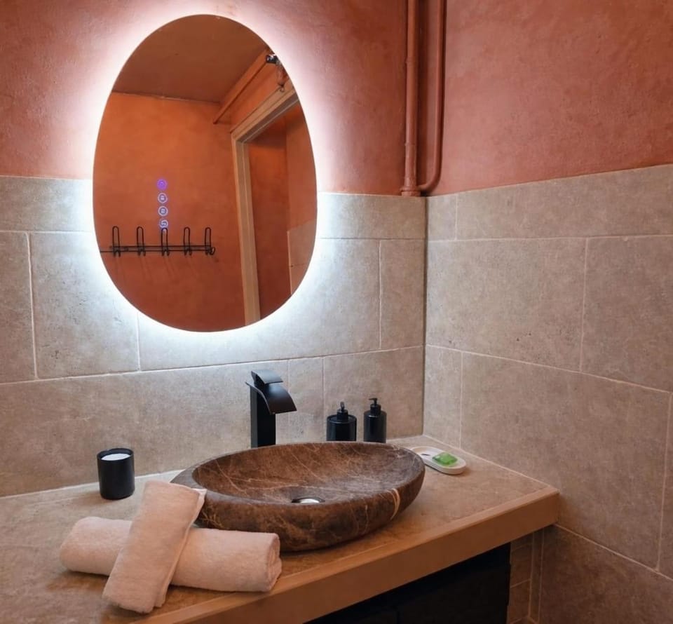 Bathroom, towels