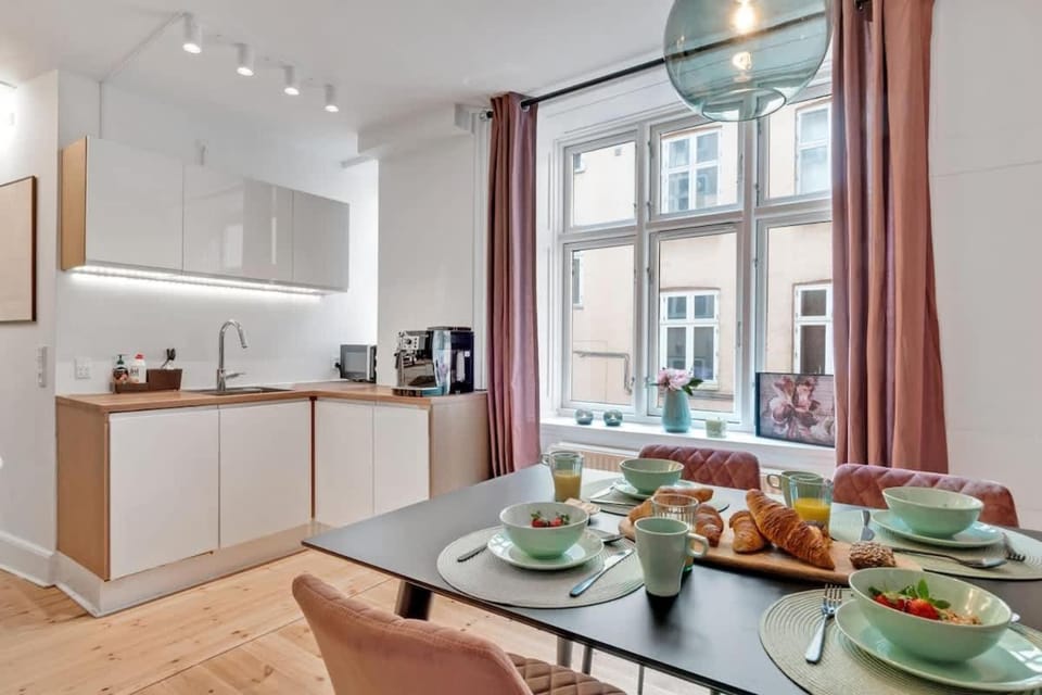 Walk to Tivoli - Vaernedamsvej Cafes - Hidden Gem Apartment in Frederiksberg