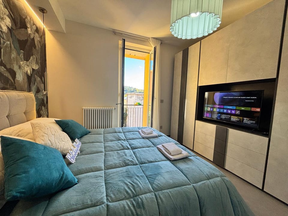 Bed, TV and multimedia, wardrobe