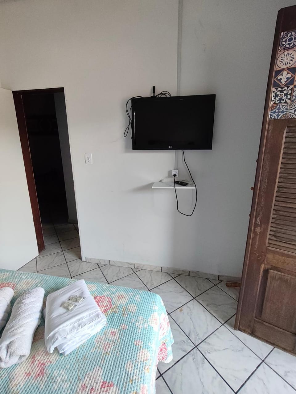 Bed, TV and multimedia, Photo of the whole room