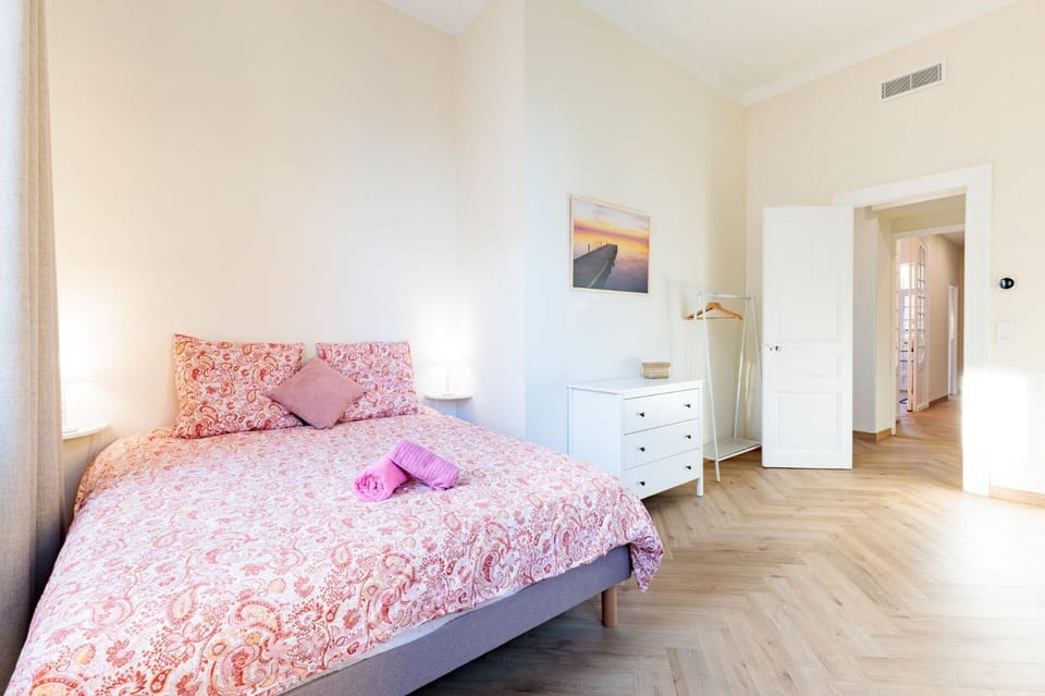 Bed, Photo of the whole room, Bedroom, wardrobe