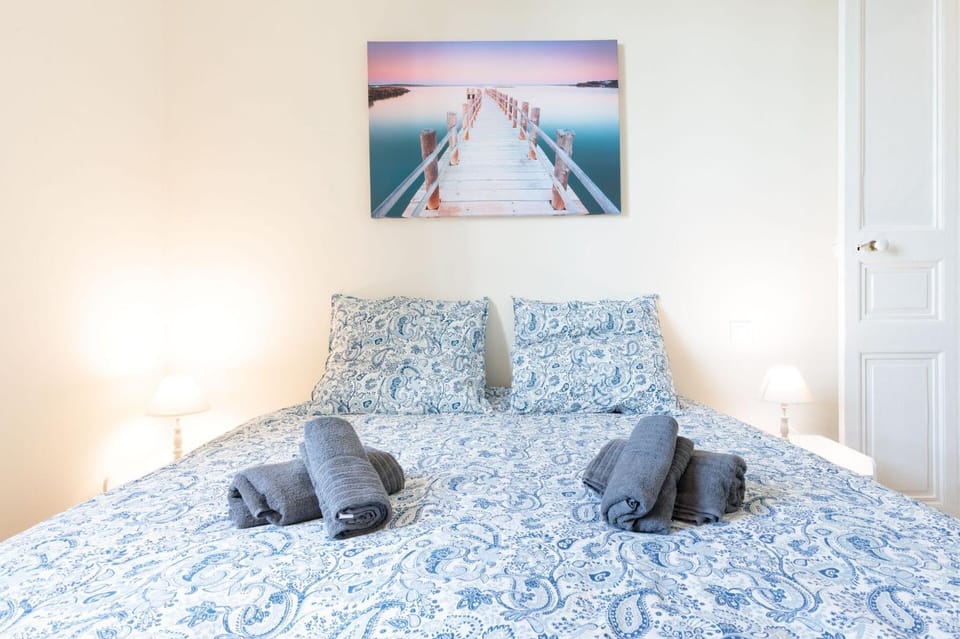 Bed, Photo of the whole room, towels