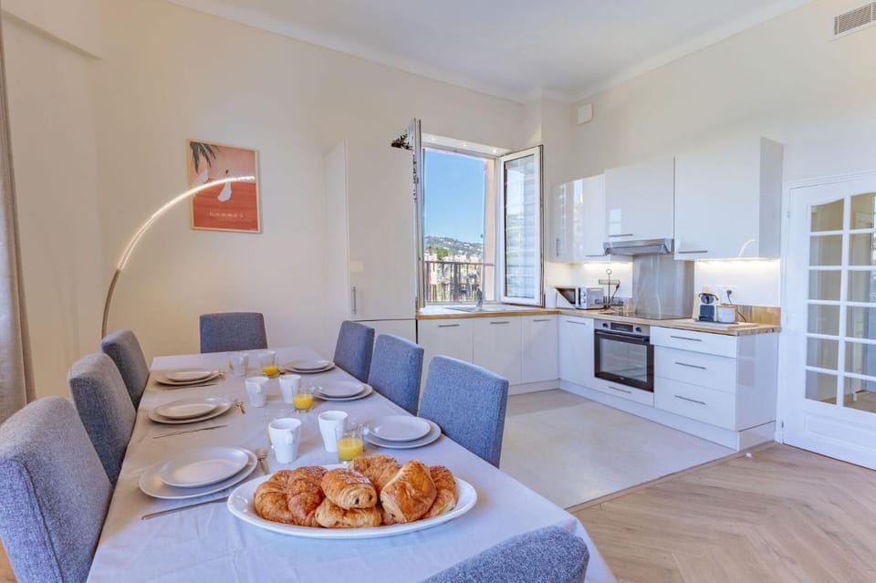 Kitchen or kitchenette, Dining area, Food