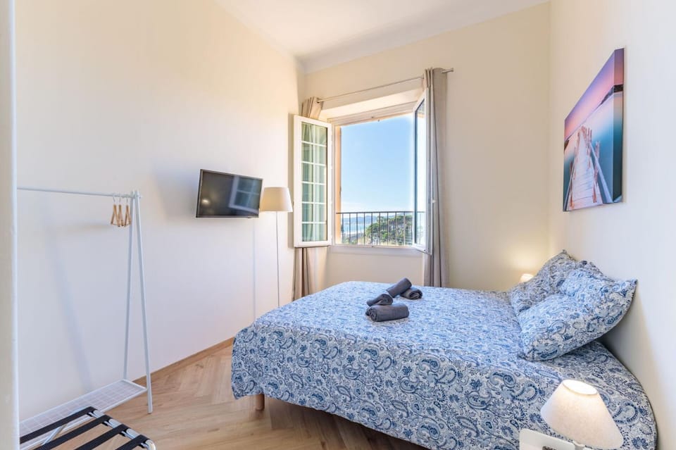 Bed, TV and multimedia, Bedroom