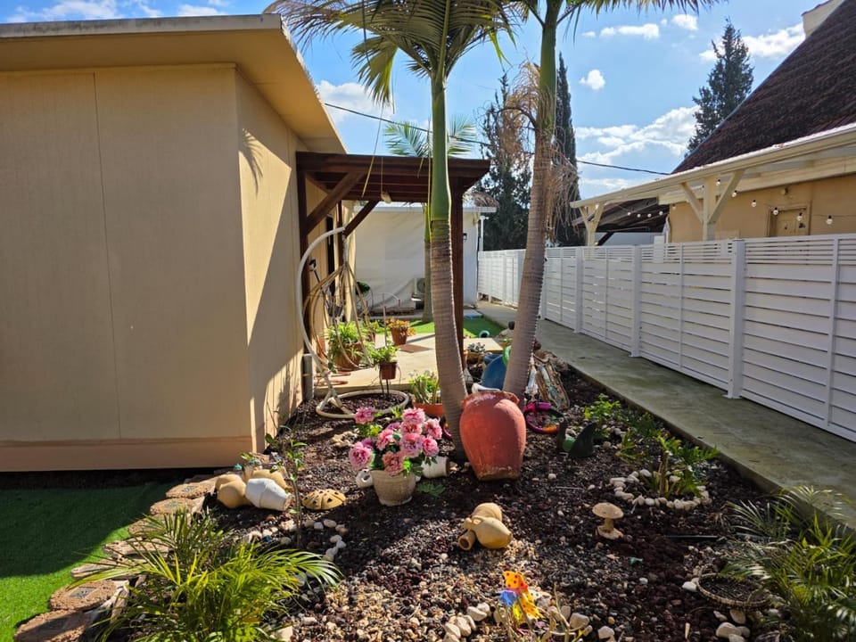 Property building, Spring, Day, Garden, Garden view