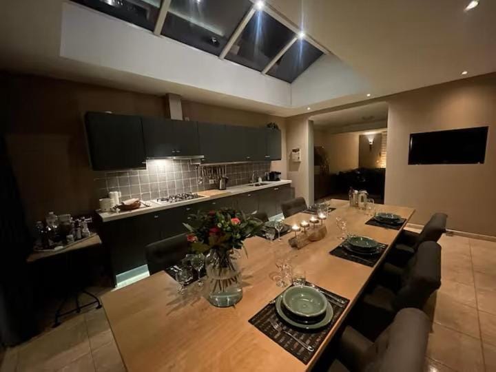 TV and multimedia, Kitchen or kitchenette, Living room, Photo of the whole room, Seating area, Dining area, stove, kitchen, kitchen