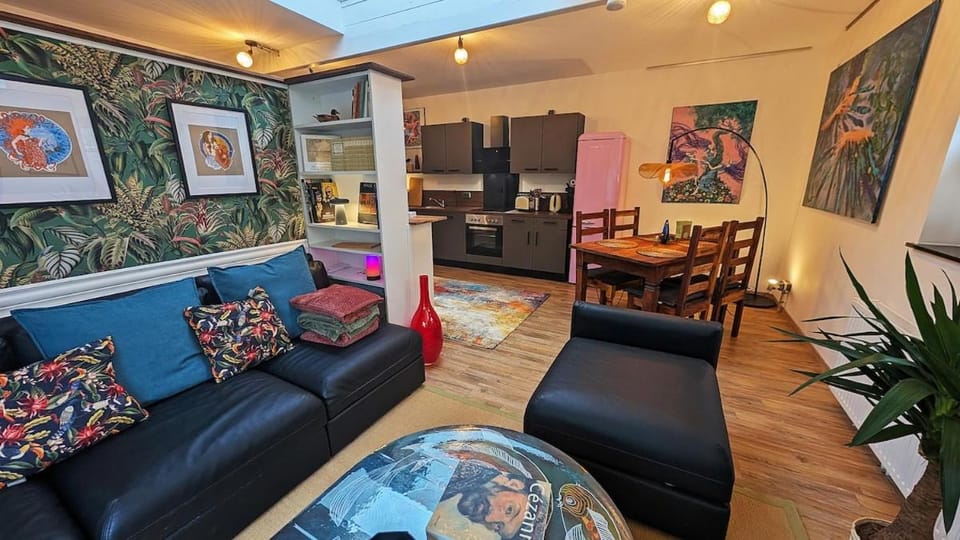 Communal lounge/ TV room, Kitchen or kitchenette, Living room, Seating area