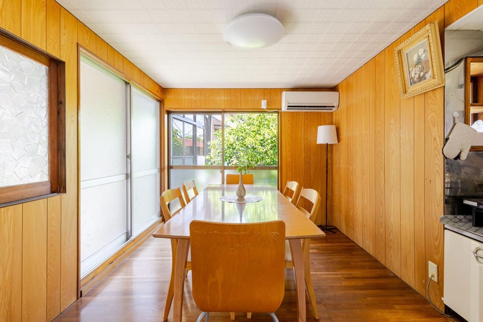 Dining area, air conditioner, air conditioner