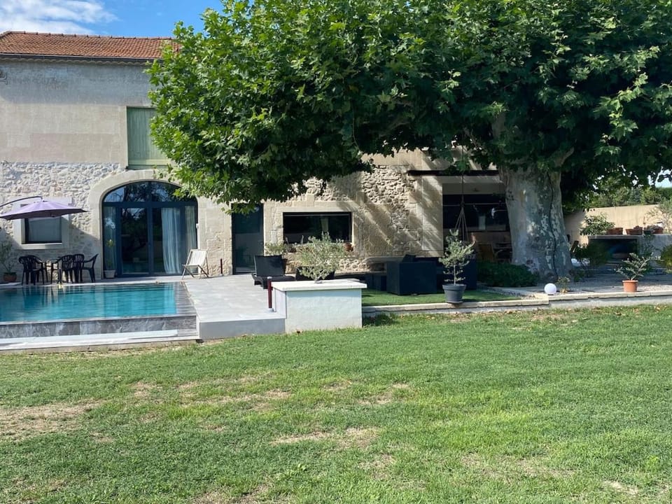 Mas provençal piscine miroir proche de Saint Rémy de Provence Villa in Avignon