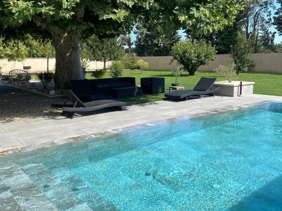 Mas provençal piscine miroir proche de Saint Rémy de Provence Villa in Avignon