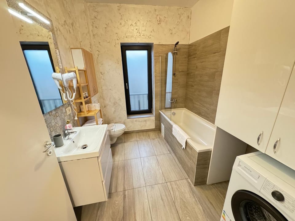 Toilet, Bathroom, Bath, towels, washing machine, dryer