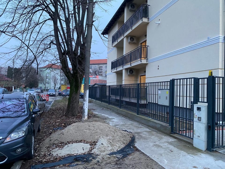 Property building, Day, Neighbourhood, Street view, Location, Parking