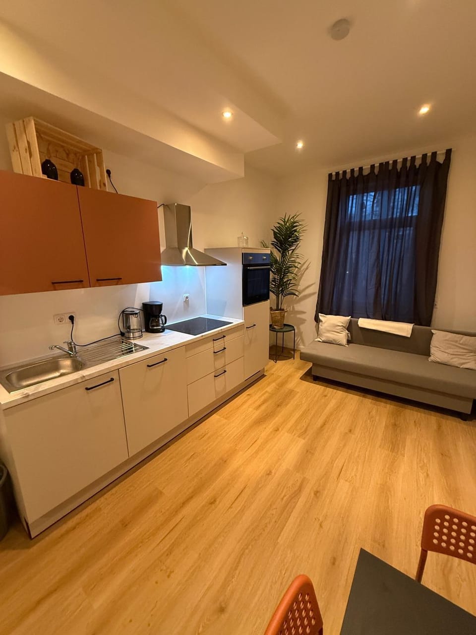 Kitchen or kitchenette, Seating area, stove