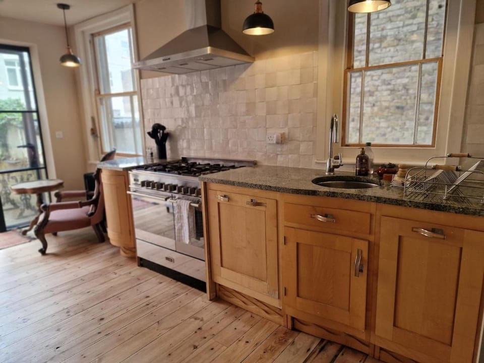 Sea Sprite -large sunny clifftop holiday apartment & private garden Apartment in Margate