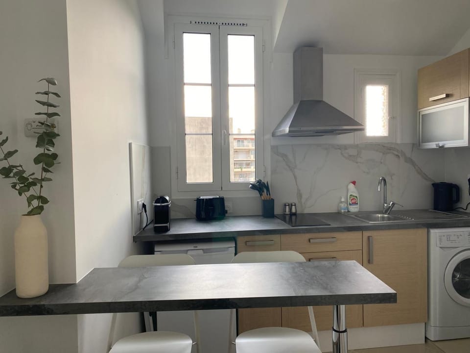 Beachside Art Deco Studio - Direct Tram to Airport Apartment in Nice