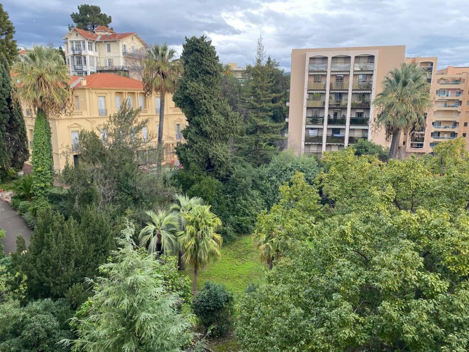 Beachside Art Deco Studio - Direct Tram to Airport Apartment in Nice