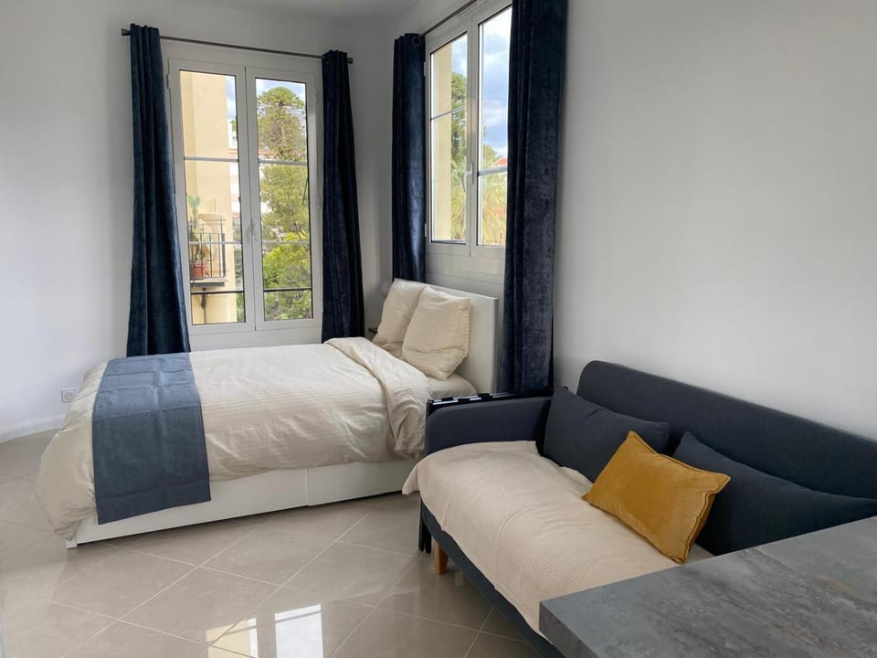 Beachside Art Deco Studio - Direct Tram to Airport Apartment in Nice