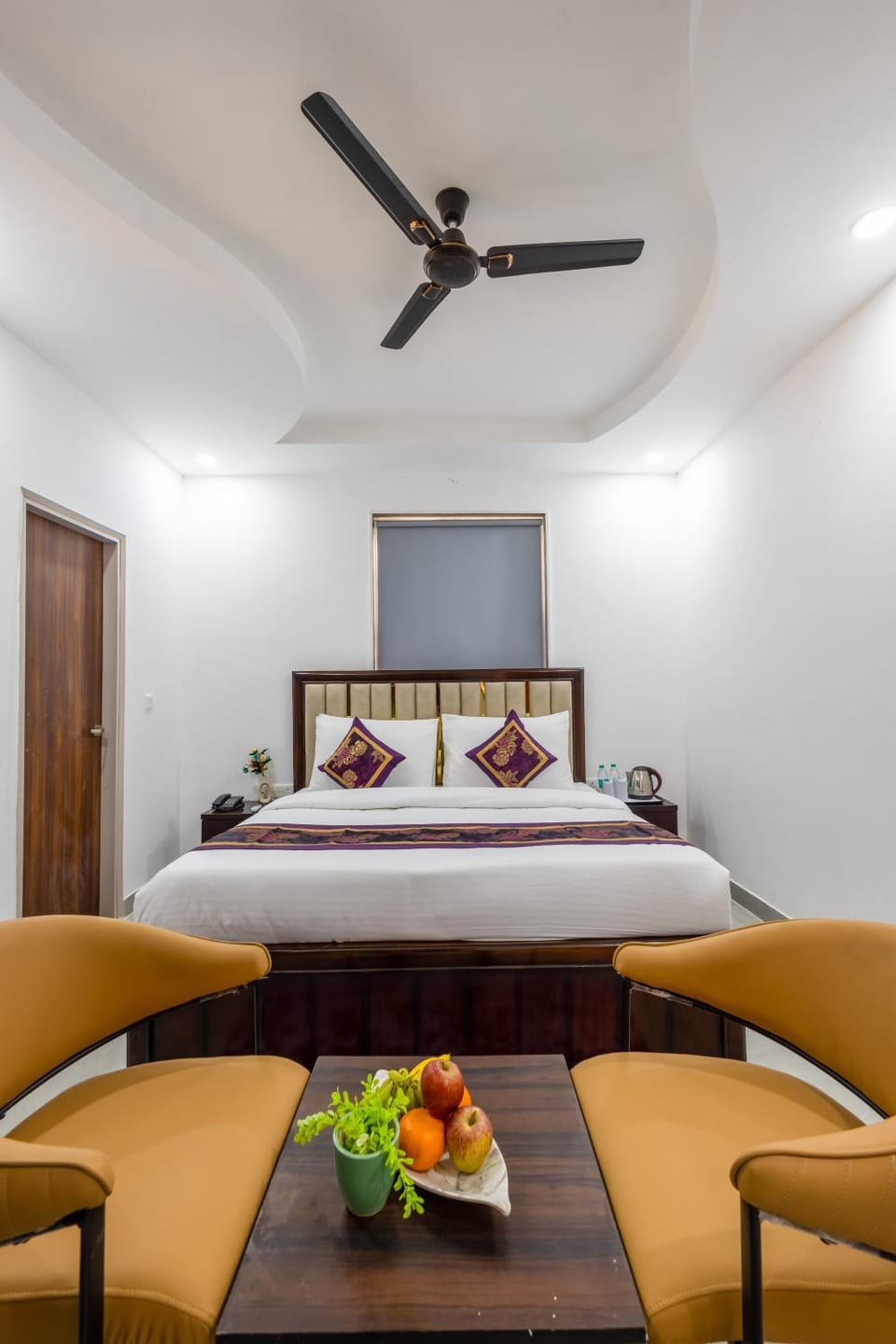 Bed, Food and drinks, Photo of the whole room, Bedroom
