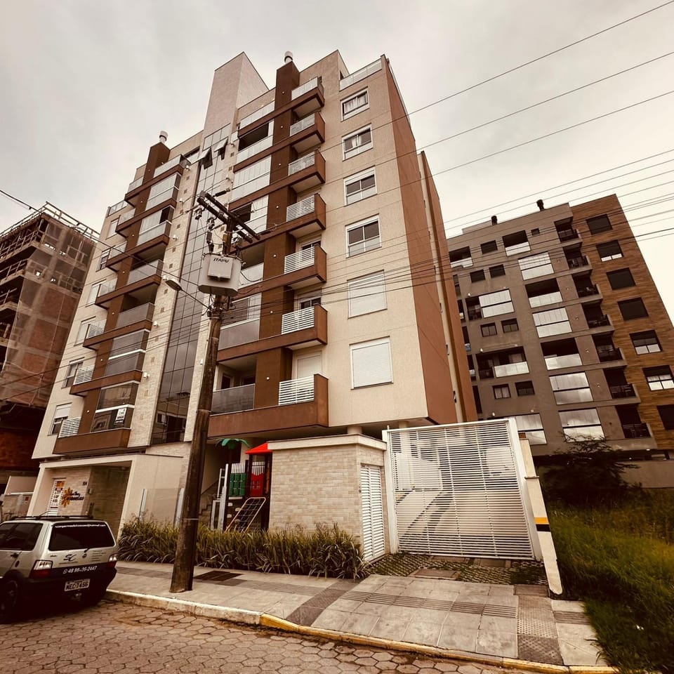 Duplex com churrasqueira, piscina, ar-condicionado nas suítes e garagem fechada, a 400m da praia Apartment in Florianopolis