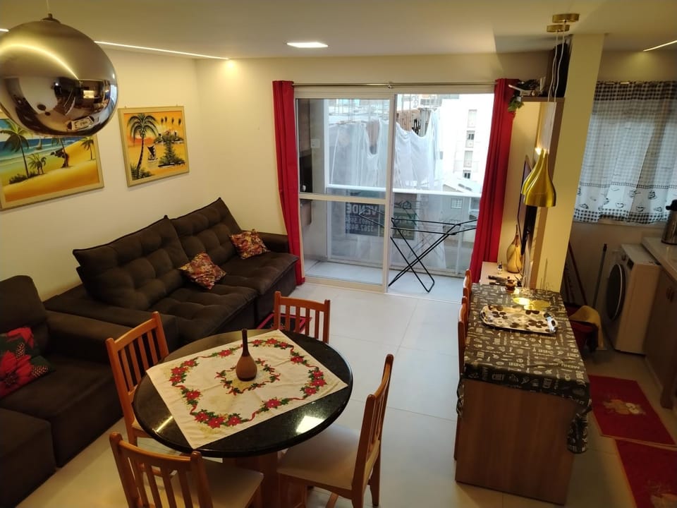 Duplex com churrasqueira, piscina, ar-condicionado nas suítes e garagem fechada, a 400m da praia Apartment in Florianopolis