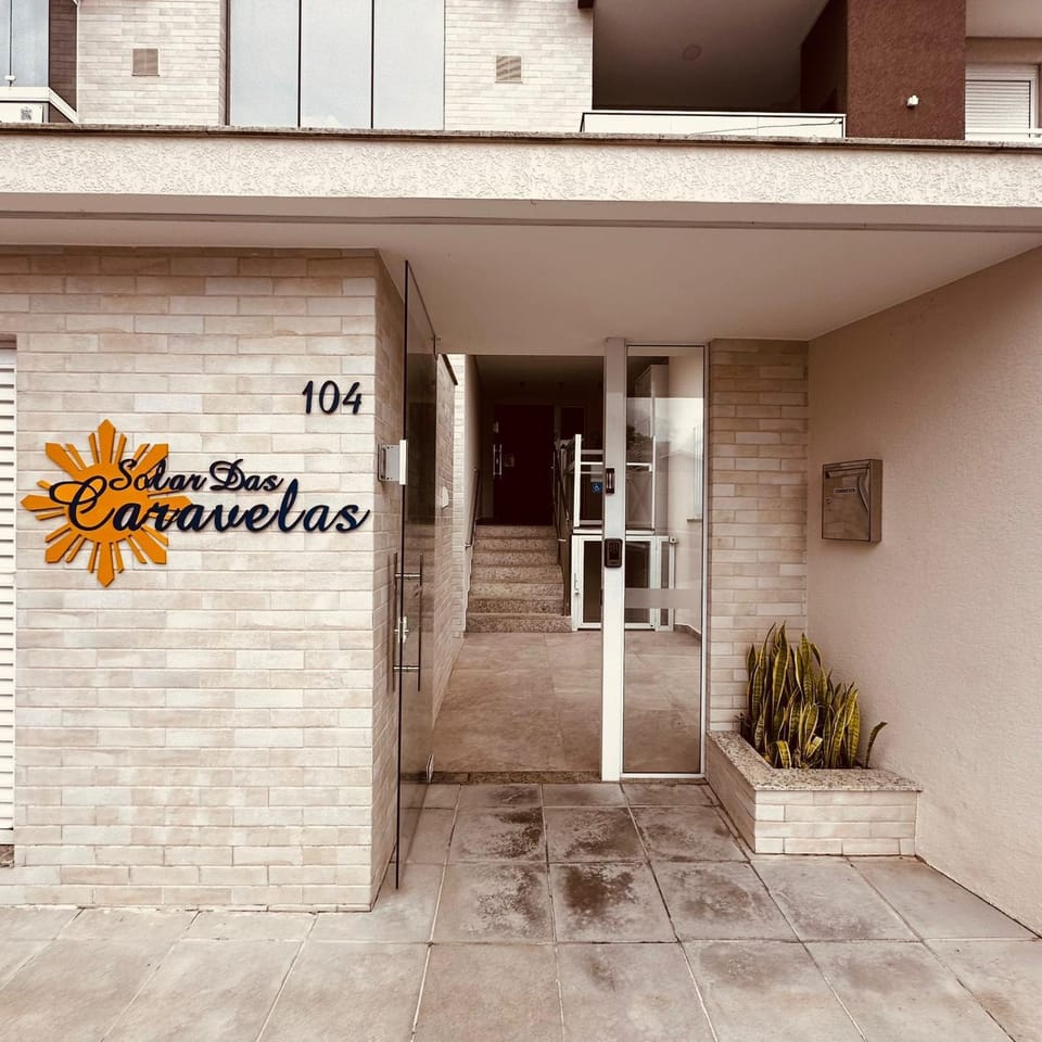 Duplex com churrasqueira, piscina, ar-condicionado nas suítes e garagem fechada, a 400m da praia Apartment in Florianopolis