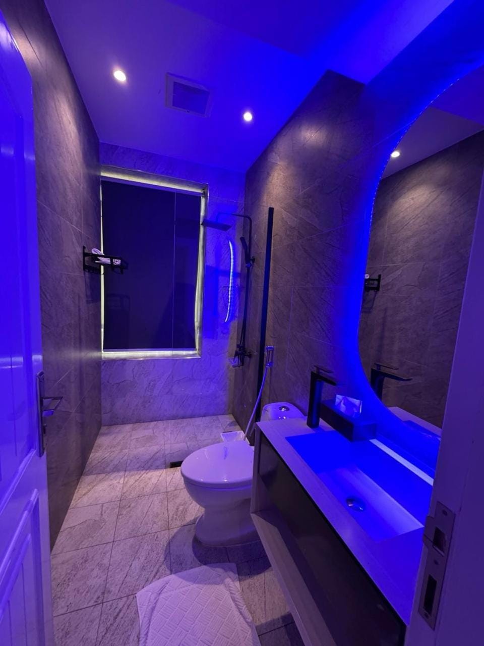 Shower, Toilet, Bathroom, Bath, towels