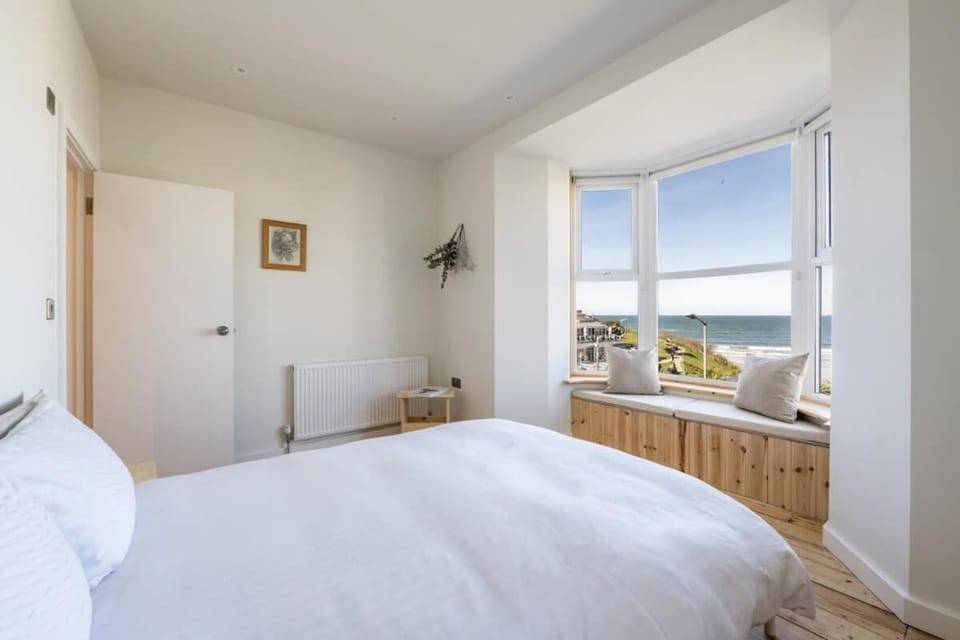Spacious House Sea Views Opposite Beach House in Newquay