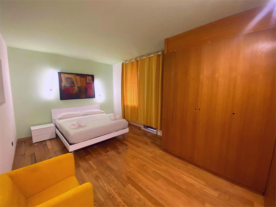 Bedroom, towels, wardrobe