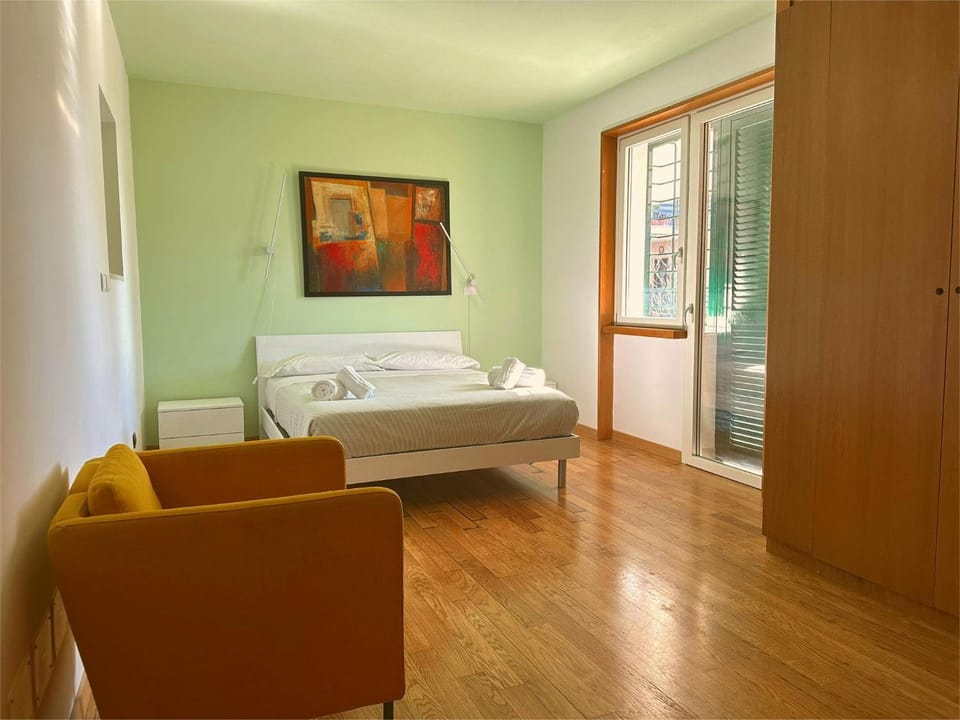 Bedroom, towels, wardrobe